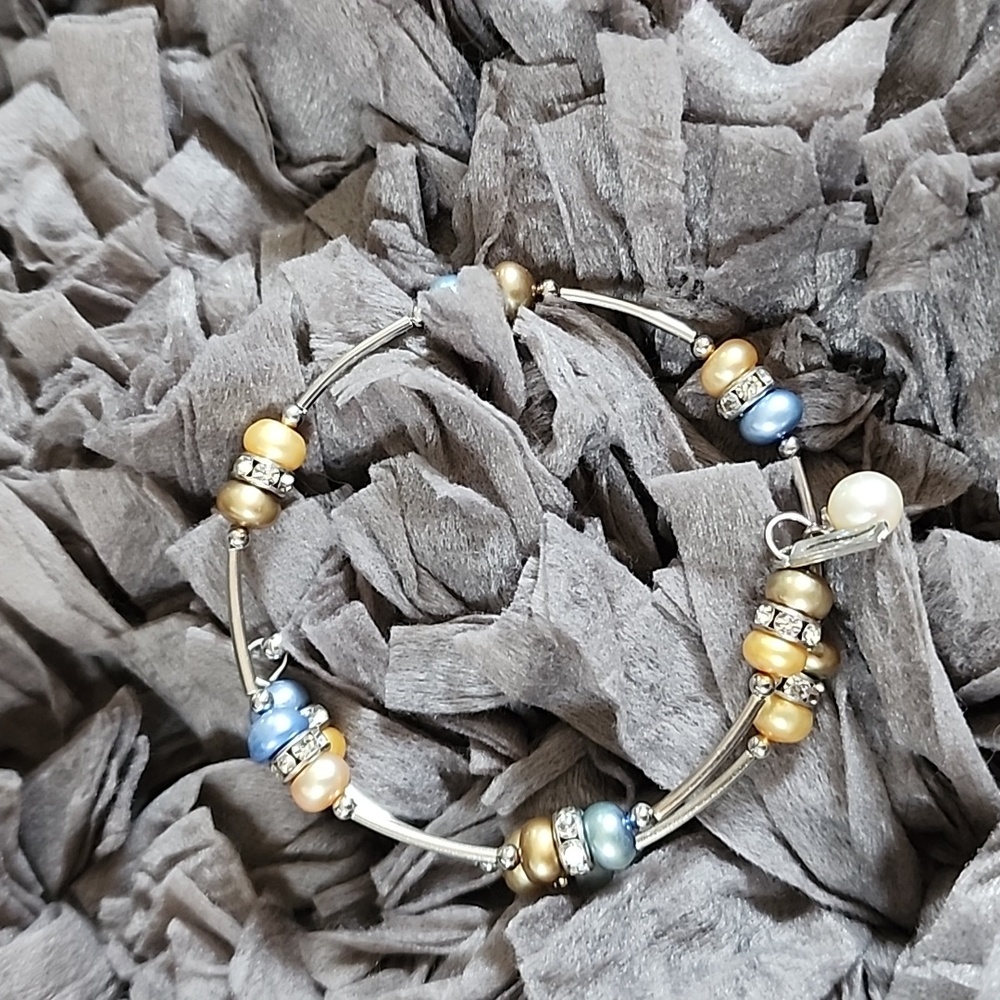 Vantel pearl wrist candy